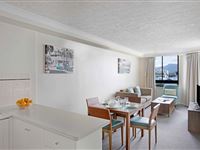 1 Bedroom Apartment Lounge City View-Mantra Esplanade